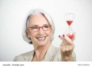 Weißhaarige Dame mit roter Brille